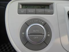 オートエアコンは温度を設定するだけで、自動で風量などを設定してくれます。運転しながら操作も必要ないので、安全性も向上します。 5