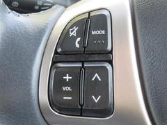 運転中、オーディオの操作をしてて、ハッとしたことはありませんか？ステアリングスイッチは、運転中でもハンドルでオーディオの操作が可能です。安全なドライブをサポートします。 4