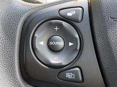運転中、オーディオの操作をしてて、ハッとしたことはありませんか？ステアリングスイッチは、運転中でもハンドルでオーディオの操作が可能です。安全なドライブをサポートします。 7