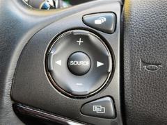 運転中、オーディオの操作をしてて、ハッとしたことはありませんか？ステアリングスイッチは、運転中でもハンドルでオーディオの操作が可能です。安全なドライブをサポートします。 6