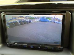 車庫入れもお任せのバックカメラが付いて、後方確認もラクラク♪安全に車庫入れも可能です。便利な機能ですが、バックカメラを過信せず、目視もお忘れなく。 6