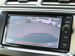 車庫入れもお任せのバックカメラが付いて、後方確認もラクラク♪安全に車庫入れも可能です。便利な機能ですが、バックカメラを過信せず、目視もお忘れなく。 4