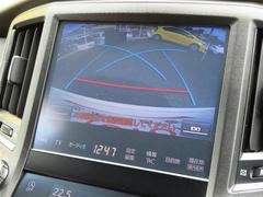 車庫入れもお任せのバックカメラが付いて、後方確認もラクラク♪安全に車庫入れも可能です。便利な機能ですが、バックカメラを過信せず、目視もお忘れなく。 4