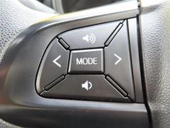 運転中、オーディオの操作をしてて、ハッとしたことはありませんか？ステアリングスイッチは、運転中でもハンドルでオーディオの操作が可能です。安全なドライブをサポートします。 6