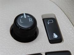 日本の駐車場は幅が広くないところが多くて、乗り降りが大変だったりしますよね。電動ミラーがあれば、室内でミラーをたためるので、駐車するときも便利ですね。 7