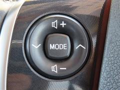 運転中、オーディオの操作をしてて、ハッとしたことはありませんか？ステアリングスイッチは、運転中でもハンドルでオーディオの操作が可能です。安全なドライブをサポートします。 7