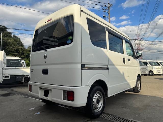 NV100クリッパーバン DX GLセーフティパッケージ 4速AT・Pソナー・パワーウィンドウ・電格ミラー・キーレス・AUTOライト・ナビ・バックカメラ・プライバシーガラス・オーバーヘッドシェルフ・ワンオーナー・記録簿(8枚目)