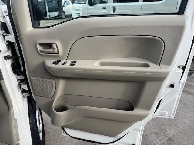 NV100クリッパーバン DX GLセーフティパッケージ 4速AT・Pソナー・パワーウィンドウ・電格ミラー・キーレス・AUTOライト・ナビ・バックカメラ・プライバシーガラス・オーバーヘッドシェルフ・ワンオーナー・記録簿(20枚目)