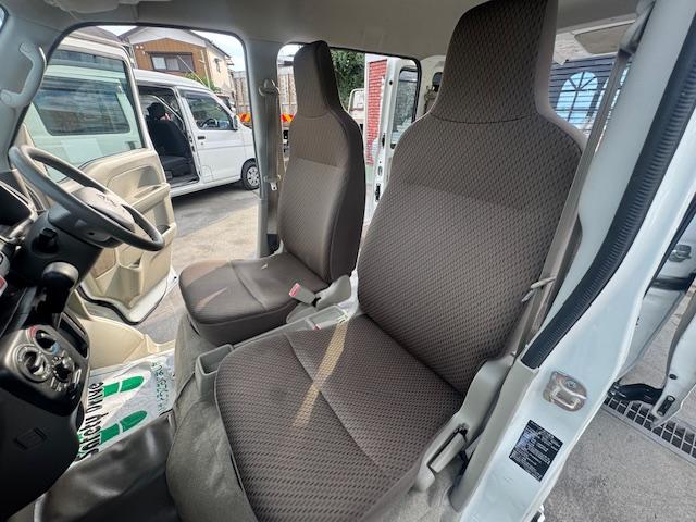 NV100クリッパーバン DX GLセーフティパッケージ 4速AT・Pソナー・パワーウィンドウ・電格ミラー・キーレス・AUTOライト・ナビ・バックカメラ・プライバシーガラス・オーバーヘッドシェルフ・ワンオーナー・記録簿(25枚目)