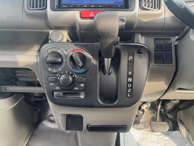NV100クリッパーバン DX GLセーフティパッケージ 4速AT・Pソナー・パワーウィンドウ・電格ミラー・キーレス・AUTOライト・ナビ・バックカメラ・プライバシーガラス・オーバーヘッドシェルフ・ワンオーナー・記録簿(28枚目)