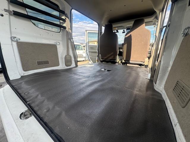 NV100クリッパーバン DX GLセーフティパッケージ 4速AT・Pソナー・パワーウィンドウ・電格ミラー・キーレス・AUTOライト・ナビ・バックカメラ・プライバシーガラス・オーバーヘッドシェルフ・ワンオーナー・記録簿(40枚目)