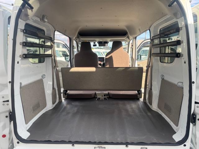 NV100クリッパーバン DX GLセーフティパッケージ 4速AT・Pソナー・パワーウィンドウ・電格ミラー・キーレス・AUTOライト・ナビ・バックカメラ・プライバシーガラス・オーバーヘッドシェルフ・ワンオーナー・記録簿(41枚目)