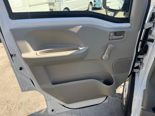 ＮＶ１００クリッパーバン ＤＸ　セーフティパッケージ　Ｐソナー・２ｎｄ発進・ＡＵＴＯライト・バックカメラ・キーレス・プライバシーガラス・オーバーヘッドシェルフ・ワンオーナー・記録簿（22枚目）