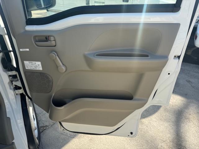 NV100クリッパーバン DX セーフティパッケージ 2nd発進・Pソナー・AUTOライト・ナビ・バックカメラ・ETC・キーレス・オーバーヘッドシェルフ・ワンオーナー・記録簿(18枚目)