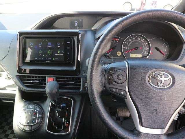 ヴォクシー Ｘ　メモリーナビ　フルセグＴＶ　Ｂｌｕｅｔｏｏｔｈ　ＣＤ　ＤＶＤ　フリップダウンモニター　バックカメラ　衝突被害軽減ブレーキ　左電動スライドドア　クルーズコントロール　ＬＥＤヘッドライト　オートライト（3枚目）