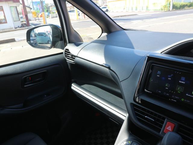 ヴォクシー Ｘ　メモリーナビ　フルセグＴＶ　Ｂｌｕｅｔｏｏｔｈ　ＣＤ　ＤＶＤ　フリップダウンモニター　バックカメラ　衝突被害軽減ブレーキ　左電動スライドドア　クルーズコントロール　ＬＥＤヘッドライト　オートライト（12枚目）