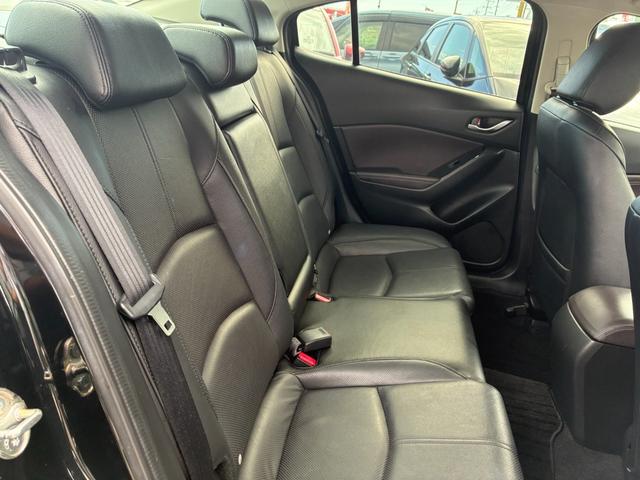 店内５５型の大画面で　全店１１店舗の在庫　１１店舗在庫１発検索が可能です。