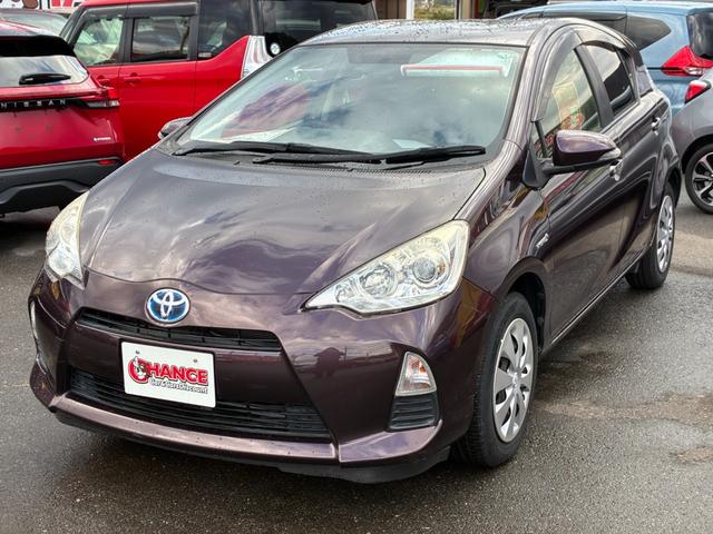 アクア S スマートキー シートヒーター 電動格納ドアミラー 横滑り防止装置 オートライト 記録簿 運転席エアバック ABS 助手席エアバック(4枚目)