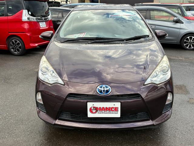 アクア S スマートキー シートヒーター 電動格納ドアミラー 横滑り防止装置 オートライト 記録簿 運転席エアバック ABS 助手席エアバック(5枚目)