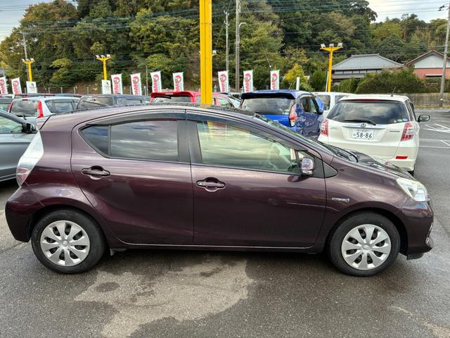 アクア S スマートキー シートヒーター 電動格納ドアミラー 横滑り防止装置 オートライト 記録簿 運転席エアバック ABS 助手席エアバック(7枚目)