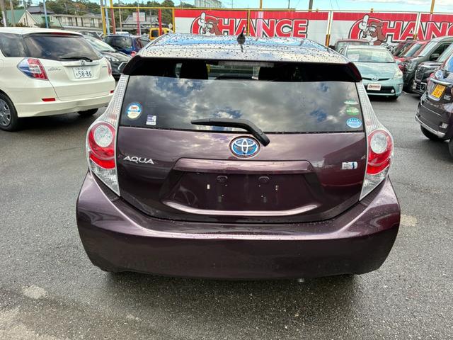 アクア S スマートキー シートヒーター 電動格納ドアミラー 横滑り防止装置 オートライト 記録簿 運転席エアバック ABS 助手席エアバック(9枚目)