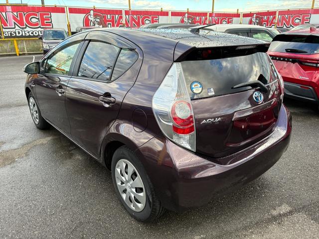 アクア S スマートキー シートヒーター 電動格納ドアミラー 横滑り防止装置 オートライト 記録簿 運転席エアバック ABS 助手席エアバック(10枚目)