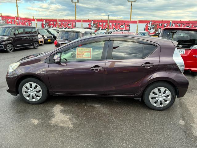 アクア S スマートキー シートヒーター 電動格納ドアミラー 横滑り防止装置 オートライト 記録簿 運転席エアバック ABS 助手席エアバック(11枚目)