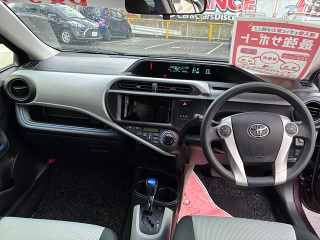 アクア S スマートキー シートヒーター 電動格納ドアミラー 横滑り防止装置 オートライト 記録簿 運転席エアバック ABS 助手席エアバック(12枚目)