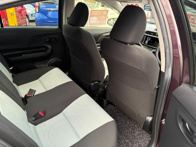 アクア S スマートキー シートヒーター 電動格納ドアミラー 横滑り防止装置 オートライト 記録簿 運転席エアバック ABS 助手席エアバック(14枚目)