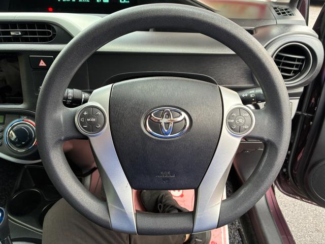 アクア S スマートキー シートヒーター 電動格納ドアミラー 横滑り防止装置 オートライト 記録簿 運転席エアバック ABS 助手席エアバック(17枚目)