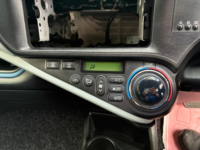 アクア S スマートキー シートヒーター 電動格納ドアミラー 横滑り防止装置 オートライト 記録簿 運転席エアバック ABS 助手席エアバック(21枚目)