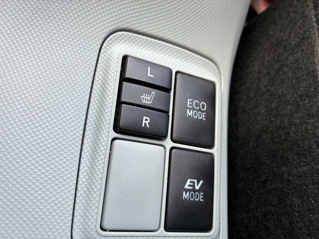 アクア S スマートキー シートヒーター 電動格納ドアミラー 横滑り防止装置 オートライト 記録簿 運転席エアバック ABS 助手席エアバック(25枚目)