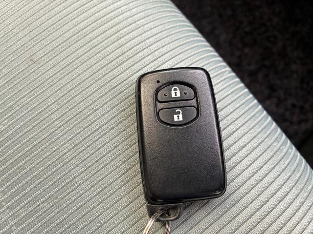 アクア S スマートキー シートヒーター 電動格納ドアミラー 横滑り防止装置 オートライト 記録簿 運転席エアバック ABS 助手席エアバック(26枚目)