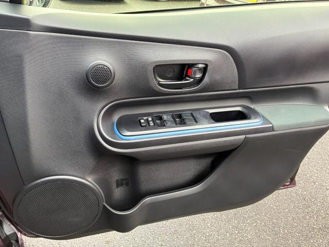 アクア S スマートキー シートヒーター 電動格納ドアミラー 横滑り防止装置 オートライト 記録簿 運転席エアバック ABS 助手席エアバック(28枚目)