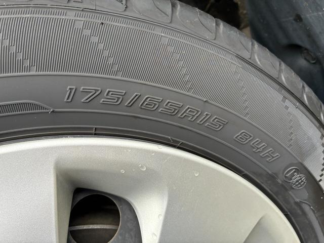 アクア S スマートキー シートヒーター 電動格納ドアミラー 横滑り防止装置 オートライト 記録簿 運転席エアバック ABS 助手席エアバック(33枚目)