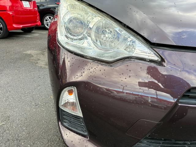 アクア S スマートキー シートヒーター 電動格納ドアミラー 横滑り防止装置 オートライト 記録簿 運転席エアバック ABS 助手席エアバック(35枚目)