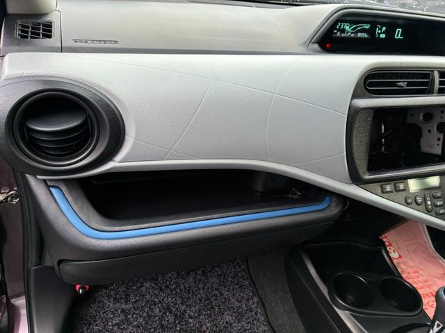 アクア S スマートキー シートヒーター 電動格納ドアミラー 横滑り防止装置 オートライト 記録簿 運転席エアバック ABS 助手席エアバック(38枚目)