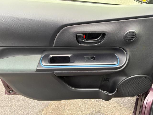 アクア S スマートキー シートヒーター 電動格納ドアミラー 横滑り防止装置 オートライト 記録簿 運転席エアバック ABS 助手席エアバック(40枚目)