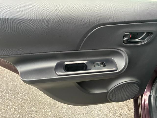 アクア S スマートキー シートヒーター 電動格納ドアミラー 横滑り防止装置 オートライト 記録簿 運転席エアバック ABS 助手席エアバック(42枚目)