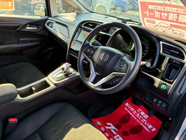 シャトル ハイブリッド　ホンダセンシング　純正メモリーナビ　フルセグテレビ　クルーズコントロール　ＥＴＣ　衝突被害軽減システム　電動格納ミラー　Ｂｌｕｅｔｏｏｔｈ接続　ＣＤ　ＤＶＤ（12枚目）