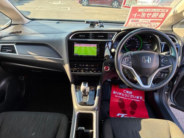 シャトル ハイブリッド　ホンダセンシング　純正メモリーナビ　フルセグテレビ　クルーズコントロール　ＥＴＣ　衝突被害軽減システム　電動格納ミラー　Ｂｌｕｅｔｏｏｔｈ接続　ＣＤ　ＤＶＤ（16枚目）