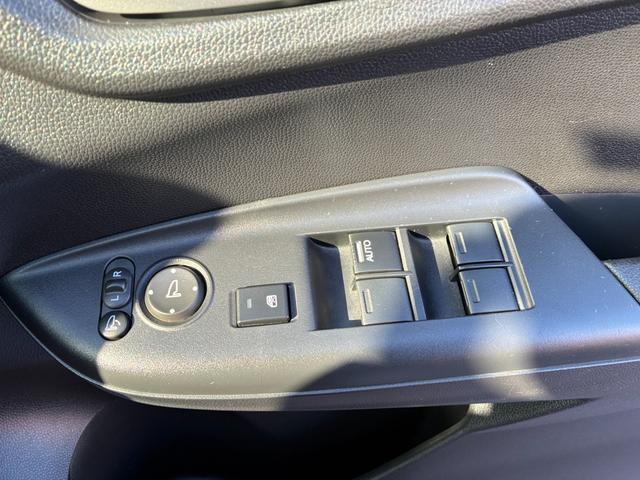 シャトル ハイブリッド　ホンダセンシング　純正メモリーナビ　フルセグテレビ　クルーズコントロール　ＥＴＣ　衝突被害軽減システム　電動格納ミラー　Ｂｌｕｅｔｏｏｔｈ接続　ＣＤ　ＤＶＤ（30枚目）