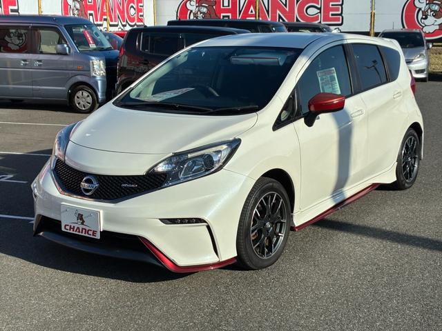 ノート ニスモ　ＥＴＣ　スマートキー　アイドリングストップ　オートライト　ＬＥＤヘッドランプ　電動格納ミラー　純正メモリーナビ　ＣＤ　Ｂｌｕｅｔｏｏｔｈ接続　バックカメラ（4枚目）