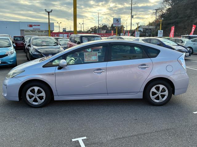 プリウス Ｓ　ＥＴＣ　スマートキー　オートライト　電動格納ミラー　社外メモリーナビ　ＣＤ　Ｂｌｕｅｔｏｏｔｈ接続　バックカメラ　ワンセグＴＶ　横滑り防止装置（11枚目）