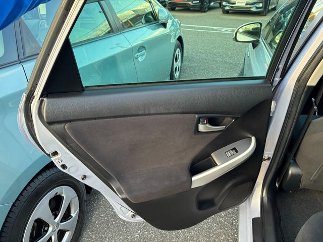 プリウス Ｓ　ＥＴＣ　スマートキー　オートライト　電動格納ミラー　社外メモリーナビ　ＣＤ　Ｂｌｕｅｔｏｏｔｈ接続　バックカメラ　ワンセグＴＶ　横滑り防止装置（42枚目）