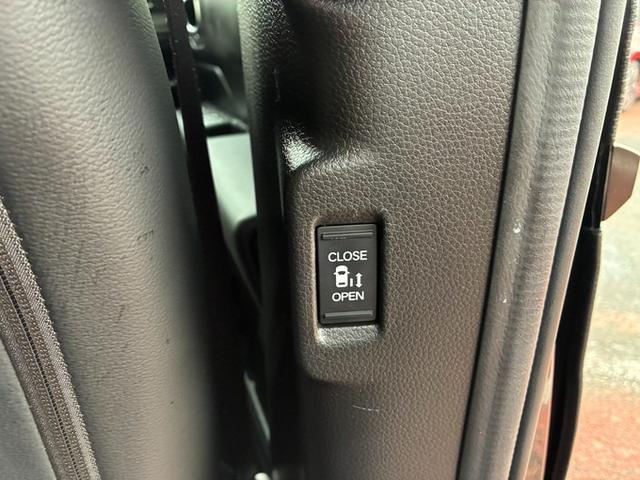 ステップワゴン ｅ：ＨＥＶスパーダ　純正ナビ　ＣＤ　ＤＶＤ　フルセグＴＶ　Ｂｌｕｅｔｏｏｔｈ　ＥＴＣ　ドライブレコーダー　シートヒーター　クルーズコントロール　ＬＥＤヘッドライト　フォグランプ　パワーテールゲート　マルチビューカメラ（60枚目）