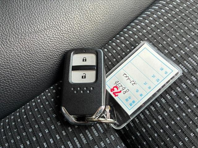 ヴェゼル ハイブリッドＺ・ホンダセンシング　純正ＳＤナビ　ＣＤ　ＤＶＤ　フルセグＴＶ　Ｂｌｕｅｔｏｏｔｈ　バックカメラ　ＥＴＣ　クルーズコントロール　ＬＥＤヘッドライト　フォグランプ　オートライト　オート電動格納ドアミラー　スマートキー（33枚目）