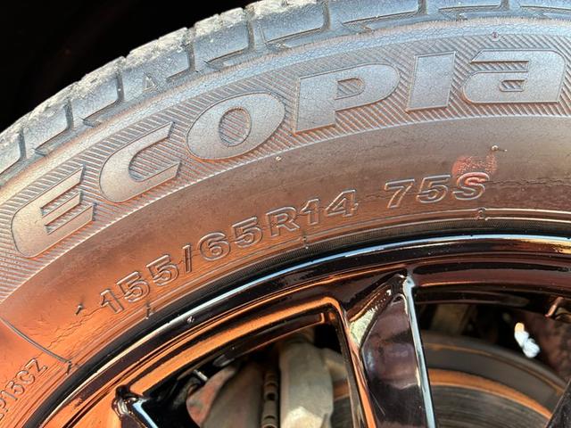 ☆展示前や納車前☆に、全車両の内外装を、一台一台真心込めて手作業で清掃！展示中も全車毎日、営業スタッフも一緒に、外装の拭き上げ清掃を行っています！！　だからこそ自信を持ってお勧めできる一台となります。