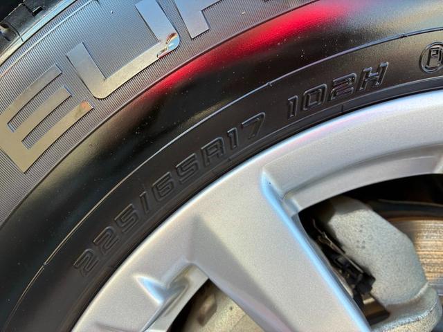 ☆展示前や納車前☆に、全車両の内外装を、一台一台真心込めて手作業で清掃！展示中も全車毎日、営業スタッフも一緒に、外装の拭き上げ清掃を行っています！！　だからこそ自信を持ってお勧めできる一台となります。