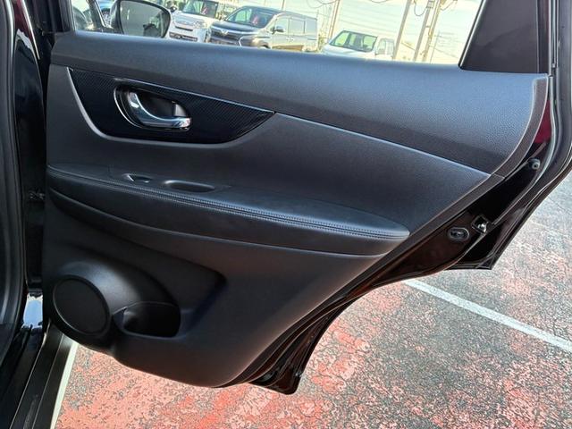 当店でお車をご購入いただき、さらに「有料保証」プランにご加入いただくと、特典としてオイル交換１０回分の無料チケットを差し上げます。